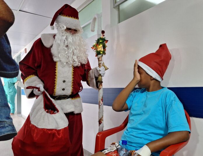 Papai Noel visita crianças internadas na Pediatria do Hospital Geral do Estado