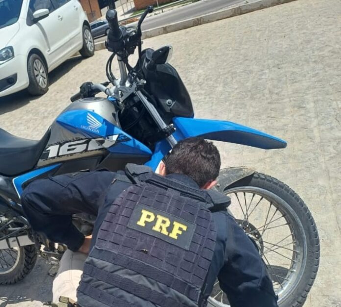 PRF flagra motocicleta com sinais adulterados em Dois Riachos; veículo havia sido roubado em 2022