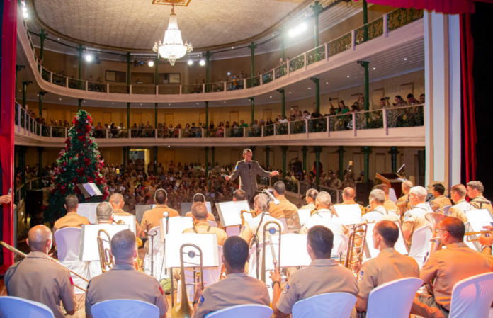 Banda da PM emociona público com Concerto Natalino no Teatro Deodoro