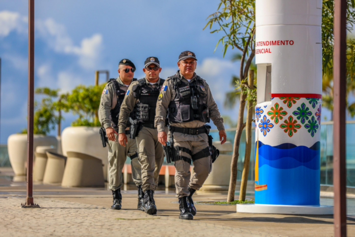 PM reforça segurança na orla de Maceió