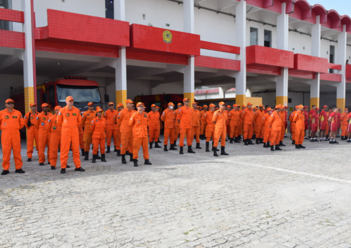 Bombeiros atuam em resgates e emergências após fortes chuvas em Maceió e região