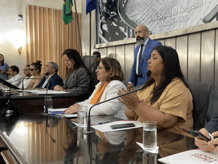 Ministra e secretária debatem soluções para marisqueiras afetadas por crime ambiental em Alagoas