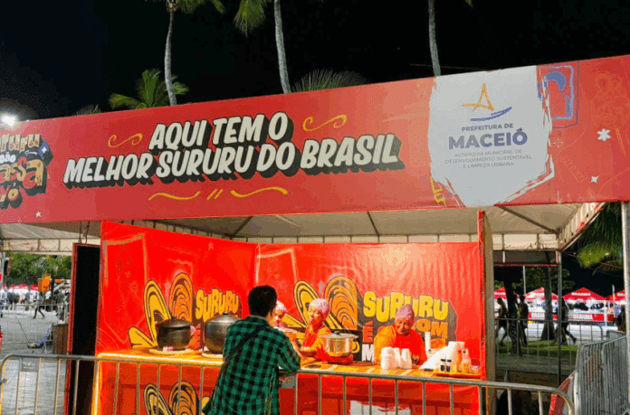 Tenda do Sururu atrai público no São João Massayó e gera renda extra para marisqueiras do Vergel