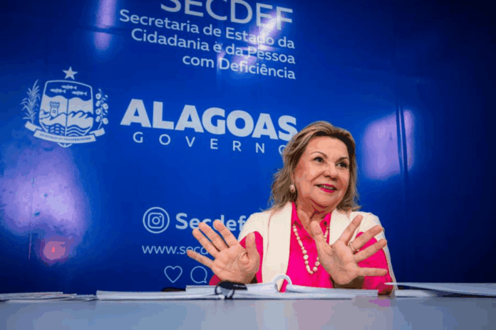 Governo de Alagoas lança cartilha anticapacitismo e entrega documentos a autistas e pessoas com deficiência