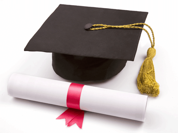 Diplomas impressos deixam de ter validade em universidades federais e privadas: emissão agora é 100% digital