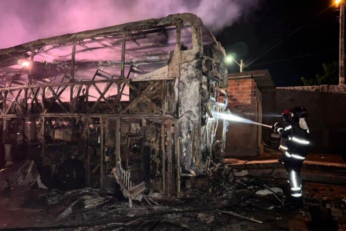 Incêndio em garagem destrói ônibus e vans no município de Igaci
