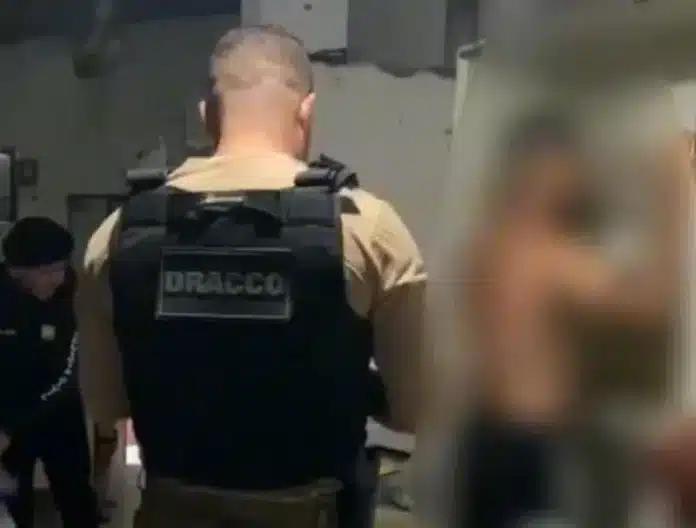 Operação Protetor das Divisas em Penedo prende suspeitos ligados ao PCC, apreende 23,70 kg de drogas e oito armas, e aponta rota de logística entre estados