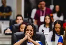 Samila Hadassa, 14 anos, conquista vaga no Projeto Plenarinho 2026 e apresenta proposta de saneamento na Câmara Municipal de Maceió, revelando protagonismo estudantil