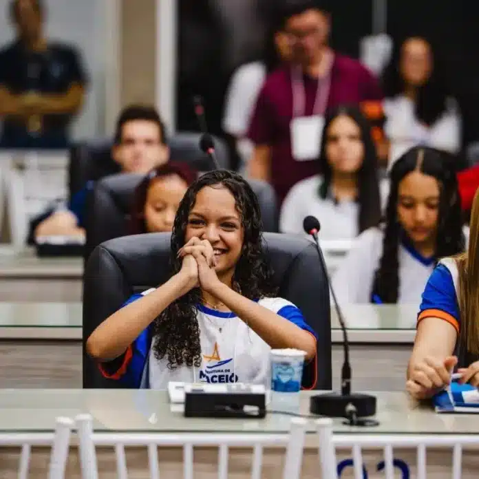 Samila Hadassa, 14 anos, conquista vaga no Projeto Plenarinho 2026 e apresenta proposta de saneamento na Câmara Municipal de Maceió, revelando protagonismo estudantil