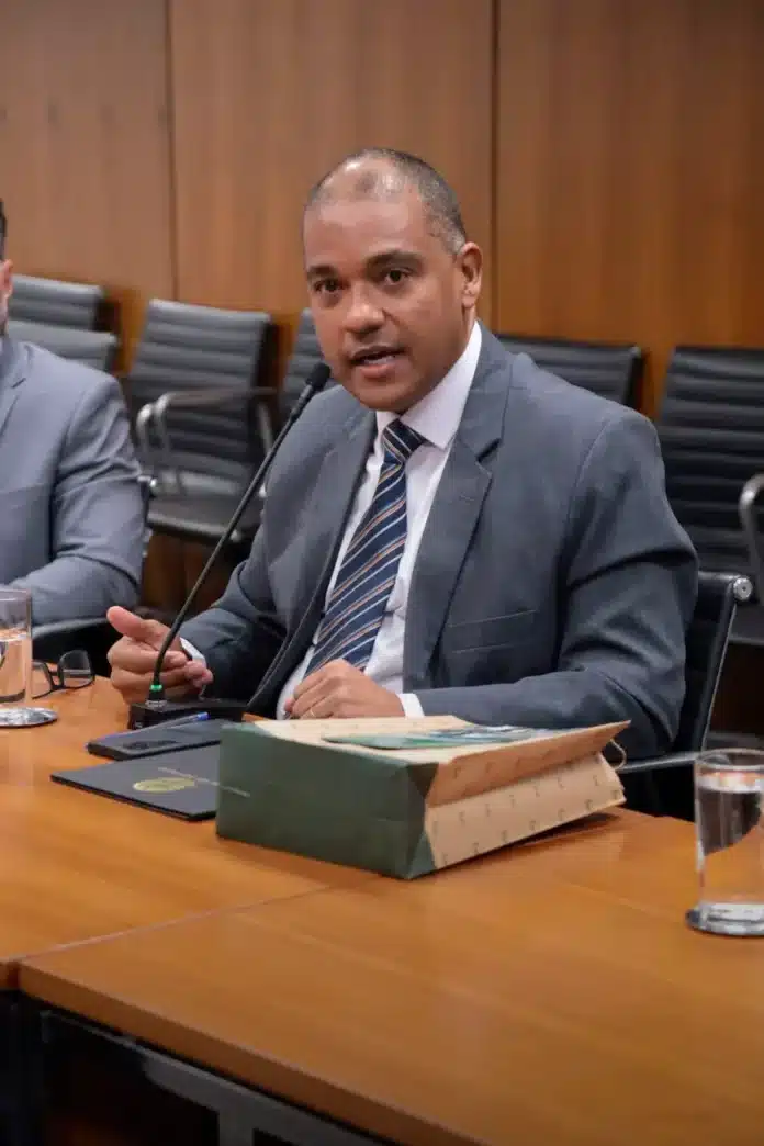 Câmara dos Deputados anuncia capacitação em comunicação legislativa para câmaras municipais, com cursos digitais e presenciais para fortalecer transparência local