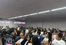 Estudantes no Tribunal do Júri em Maceió, aula prática de Justiça e Cidadania leva alunos da rede municipal ao Fórum para vivenciar julgamentos e fortalecer participação