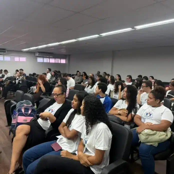 Estudantes no Tribunal do Júri em Maceió, aula prática de Justiça e Cidadania leva alunos da rede municipal ao Fórum para vivenciar julgamentos e fortalecer participação