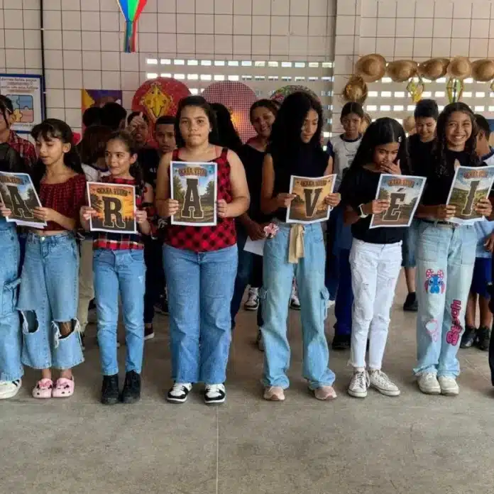 Projeto Escolar Kara Veia em Maceió conecta alunos à cultura alagoana com viagem a Chã Preta, homenagens, música e arte para preservar legado do cantor