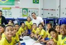 Como um álbum de figurinhas inclusivo envolvendo IA e a Seleção Brasileira uniu 27 alunos em Maceió, mobilizou 32 camisas e reforçou empatia na escola
