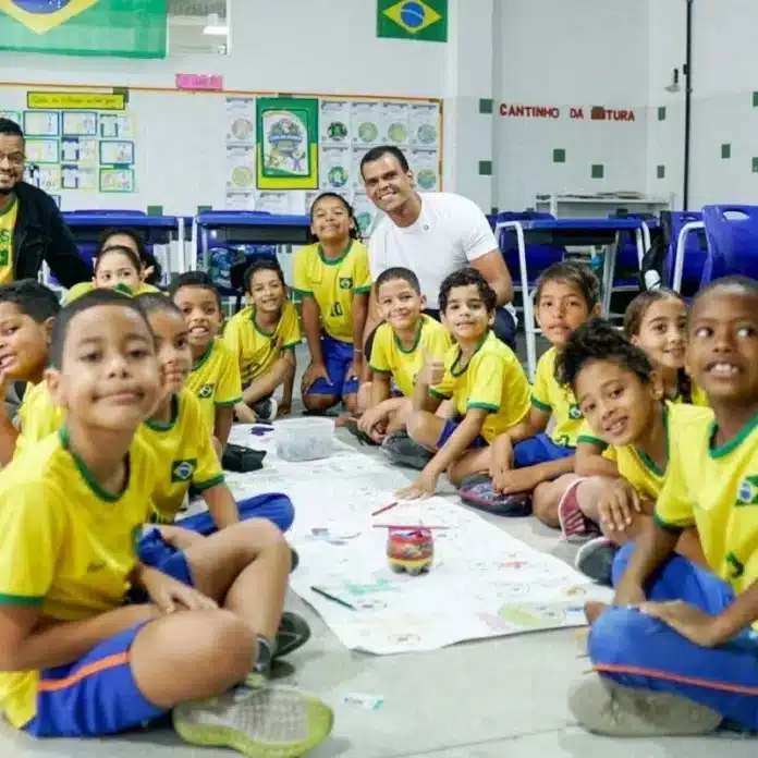 Como um álbum de figurinhas inclusivo envolvendo IA e a Seleção Brasileira uniu 27 alunos em Maceió, mobilizou 32 camisas e reforçou empatia na escola