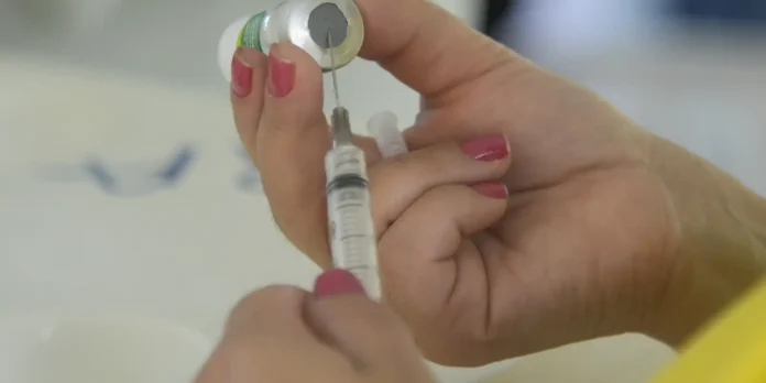 São Paulo amplia vacinação pneumocócica 20, VPC20 começa nas UBS com lote inicial de 26.890 doses e meta de proteger 116 mil crianças até 2026