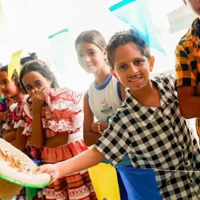 São João nas escolas de Maceió: arraiais, imersão cultural e protagonismo estudantil mobilizam milhares de alunos em apresentações, oficinas e projetos pedagógicos