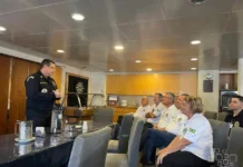 Estagiários da ADESG Alagoas visitam NDM Bahia, plataforma versátil da Marinha, revelando logística, operações anfíbias, hospital embarcado e ação humanitária