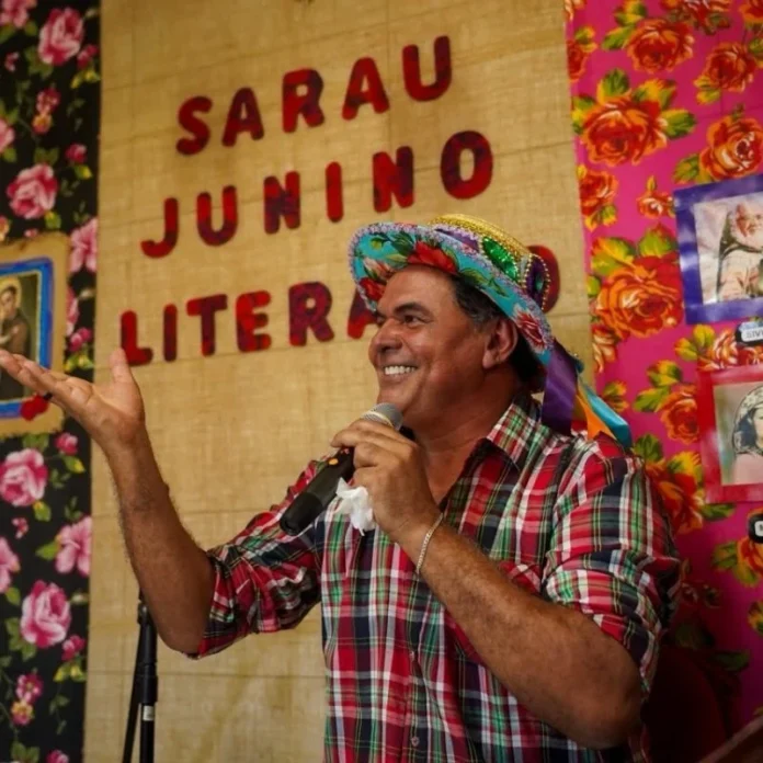 Sarau Junino em Maceió reúne educadores e talentos da Secretaria de Educação para celebrar cultura nordestina, leitura e arte, fortalecendo raízes e produção local