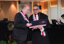 Reitor da Ufal Josealdo Tonholo recebe Grã-Cruz do Mérito do TRT-AL por liderança, defesa da universidade, parcerias e impacto social